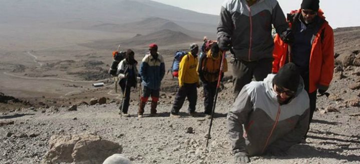 Scalare il maestoso Kilimanjaro per l'acqua pulita