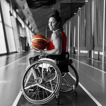 Tara Llanes in azione